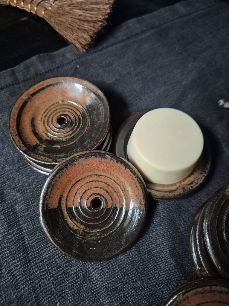 Stengods med glasyren "höstglöd". Ca 8–9 cm i diameter. 195 kr.