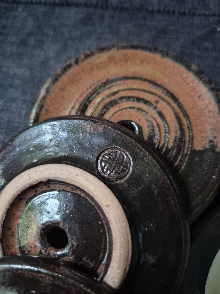Stengods med glasyren "höstglöd". Ca 8–9 cm i diameter. 195 kr.