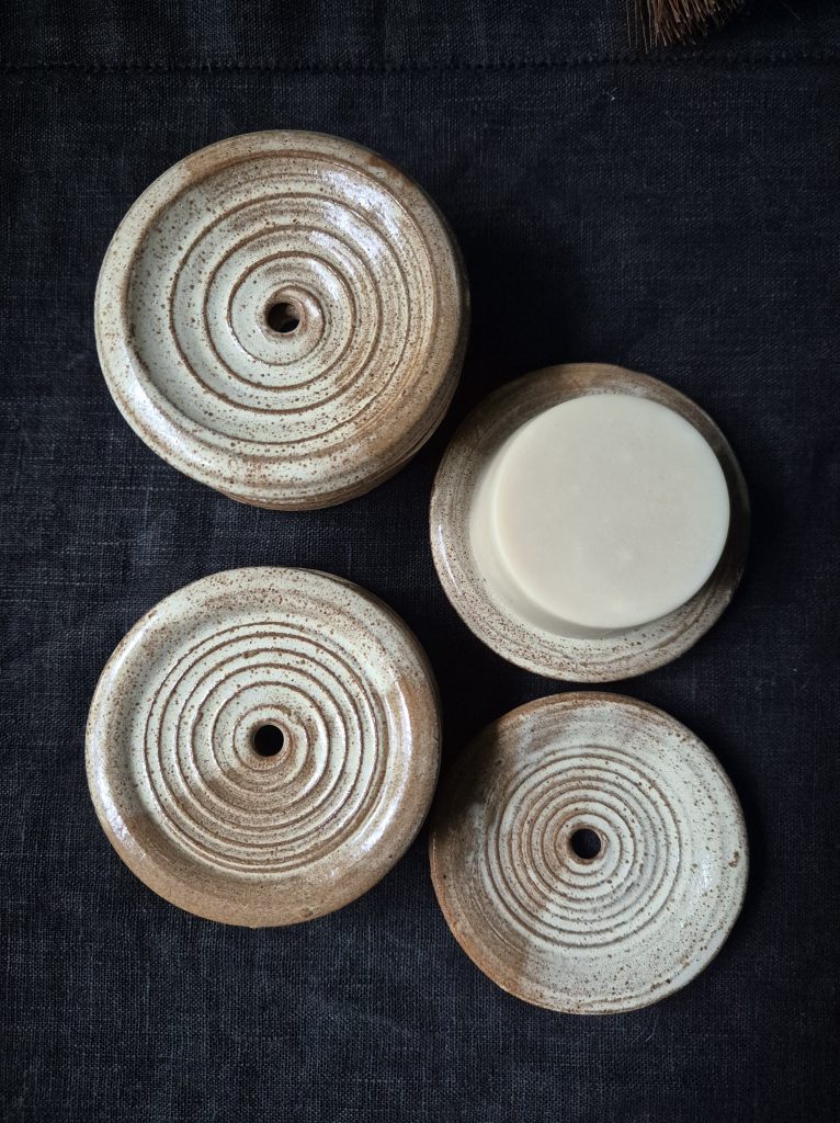 Stengods med glasyren "brynt smör". Ca 8–9 cm i diameter. 195 kr.