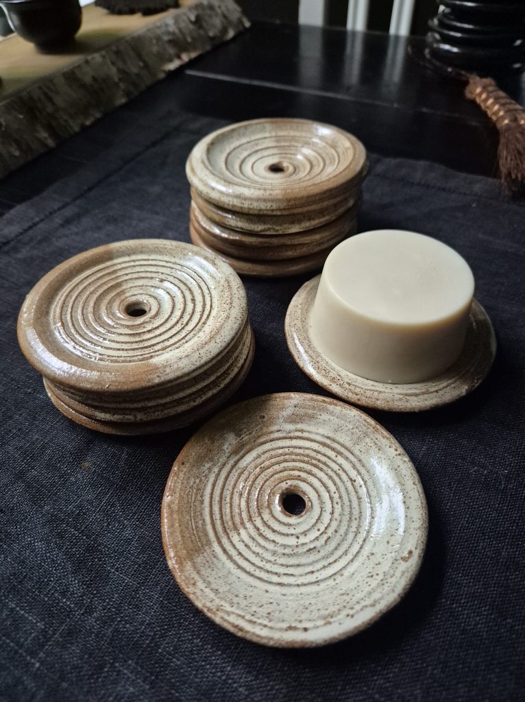 Stengods med glasyren "brynt smör". Ca 8–9 cm i diameter. 195 kr.