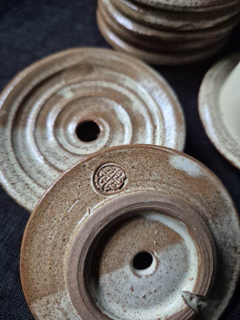 Stengods med glasyren "brynt smör". Ca 8–9 cm i diameter. 195 kr.