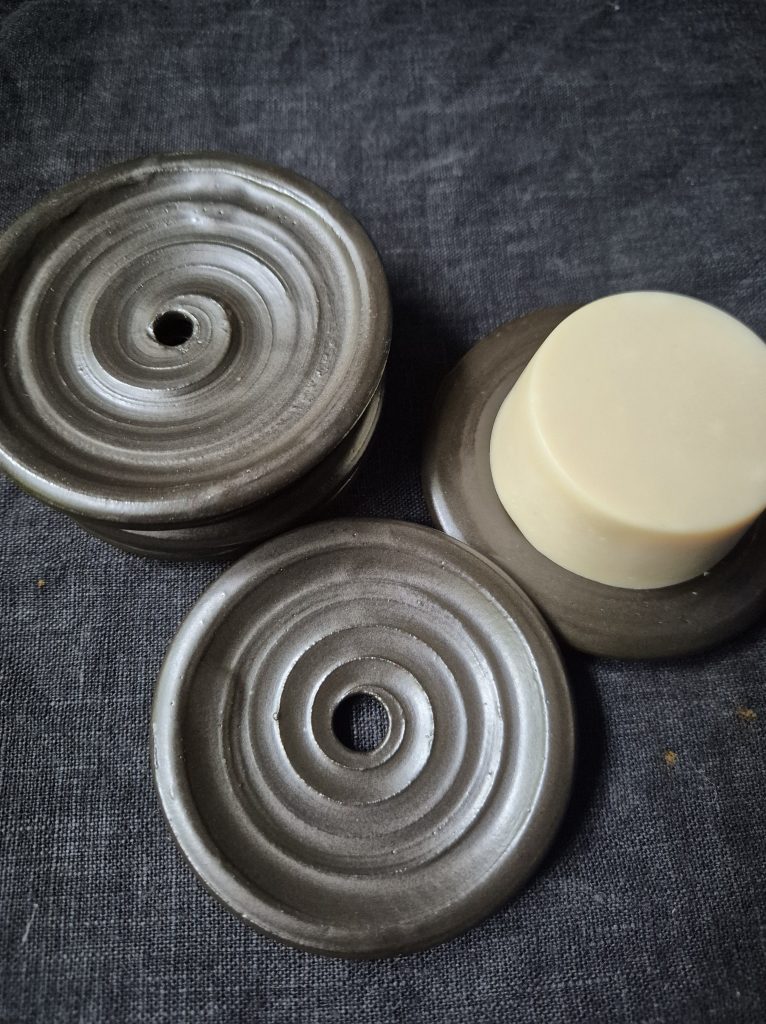 Stengods med svartbrun glasyr (svårfångad på bild). Ca 8–9 cm i diameter. 195 kr.