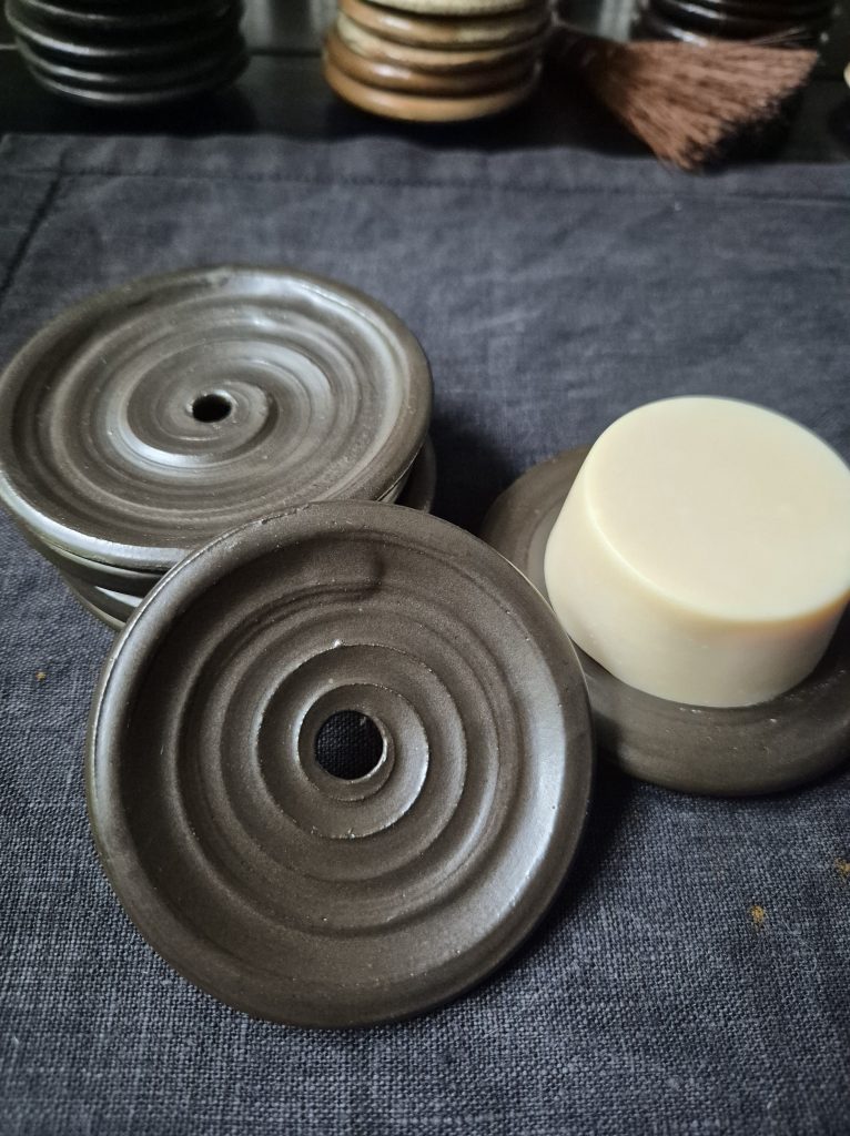 Stengods med svartbrun glasyr (svårfångad på bild). Ca 8–9 cm i diameter. 195 kr.